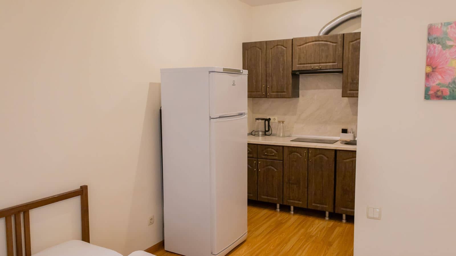 rooms-стандарт-с-кухней-вид-во-двор-1-этаж-до-4х-гостей общая-площадь-26-квм