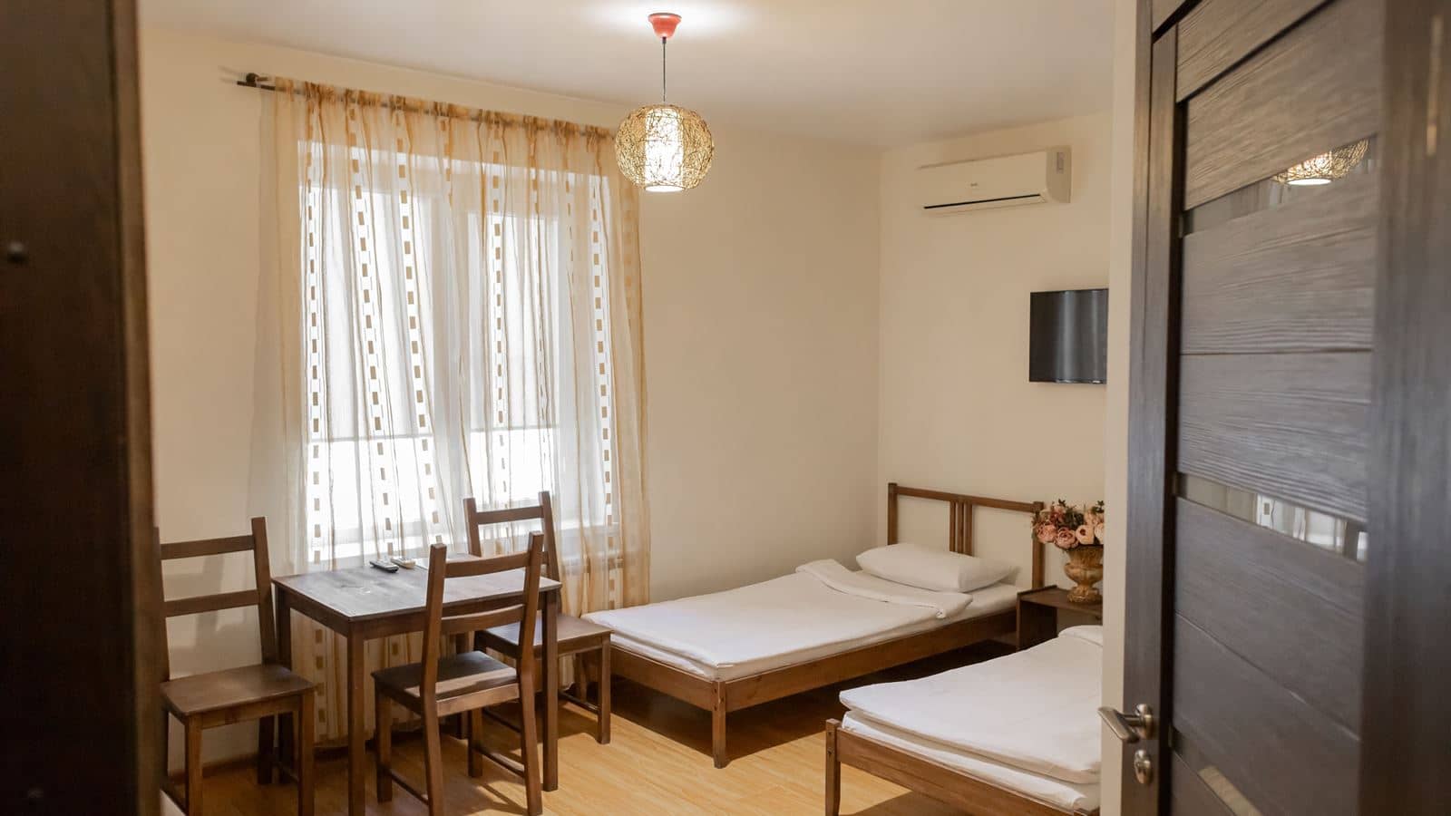 rooms-стандарт-с-кухней-вид-во-двор-1-этаж-до-4х-гостей общая-площадь-26-квм