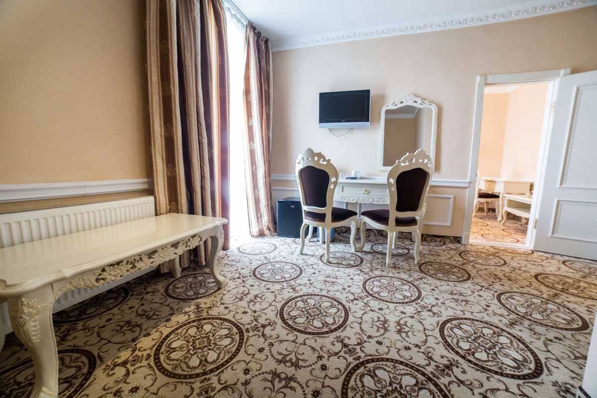rooms-deluxe-suite