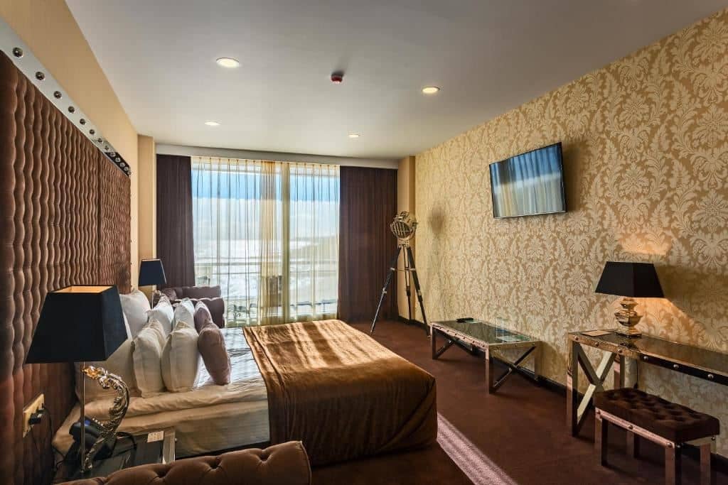rooms-делюкс-с-видом-на-море--и-балконом