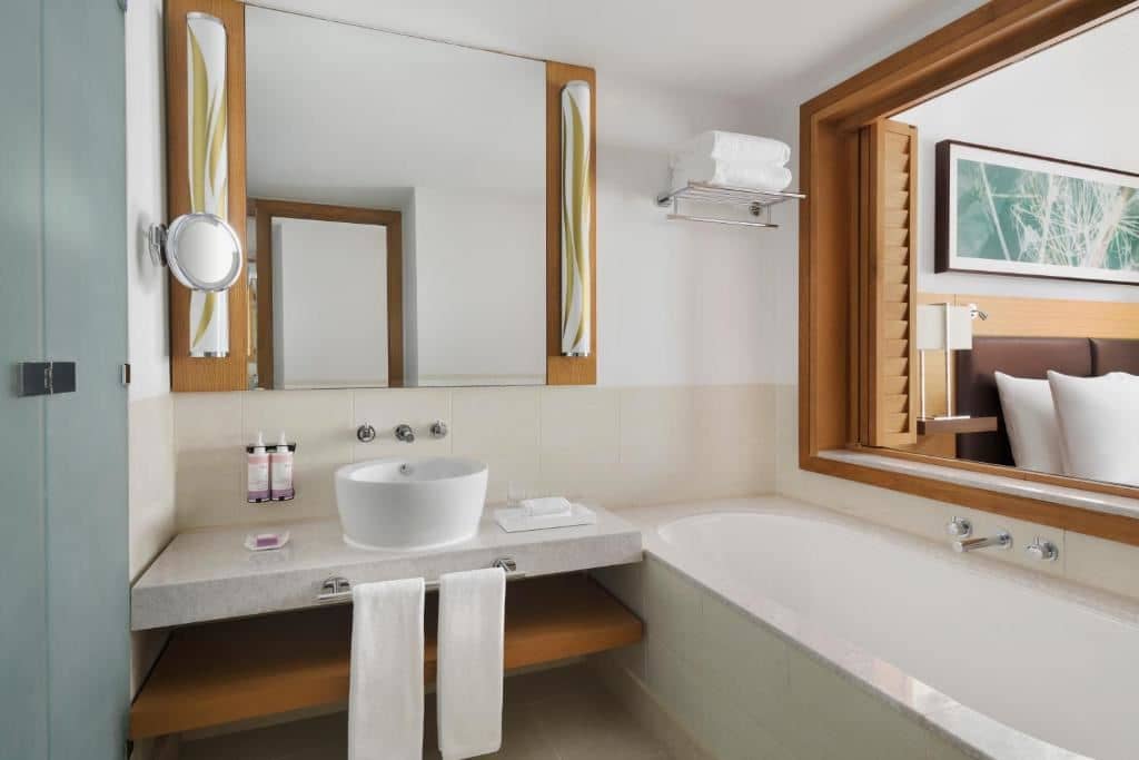 rooms-executive-room-partial-sea-view-with-balcony