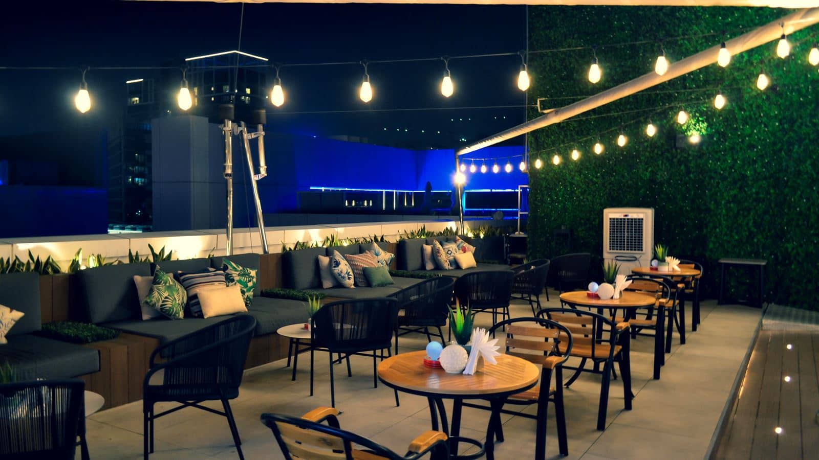 bars-upyard-lounge