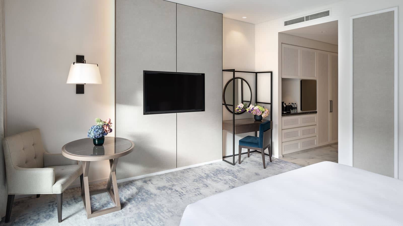 rooms-deluxe-room-pool-view