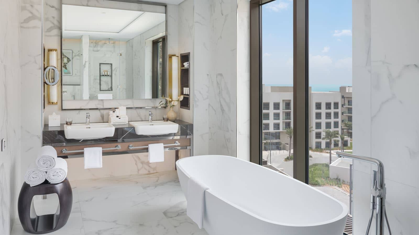 rooms-executive-suite-pool-view