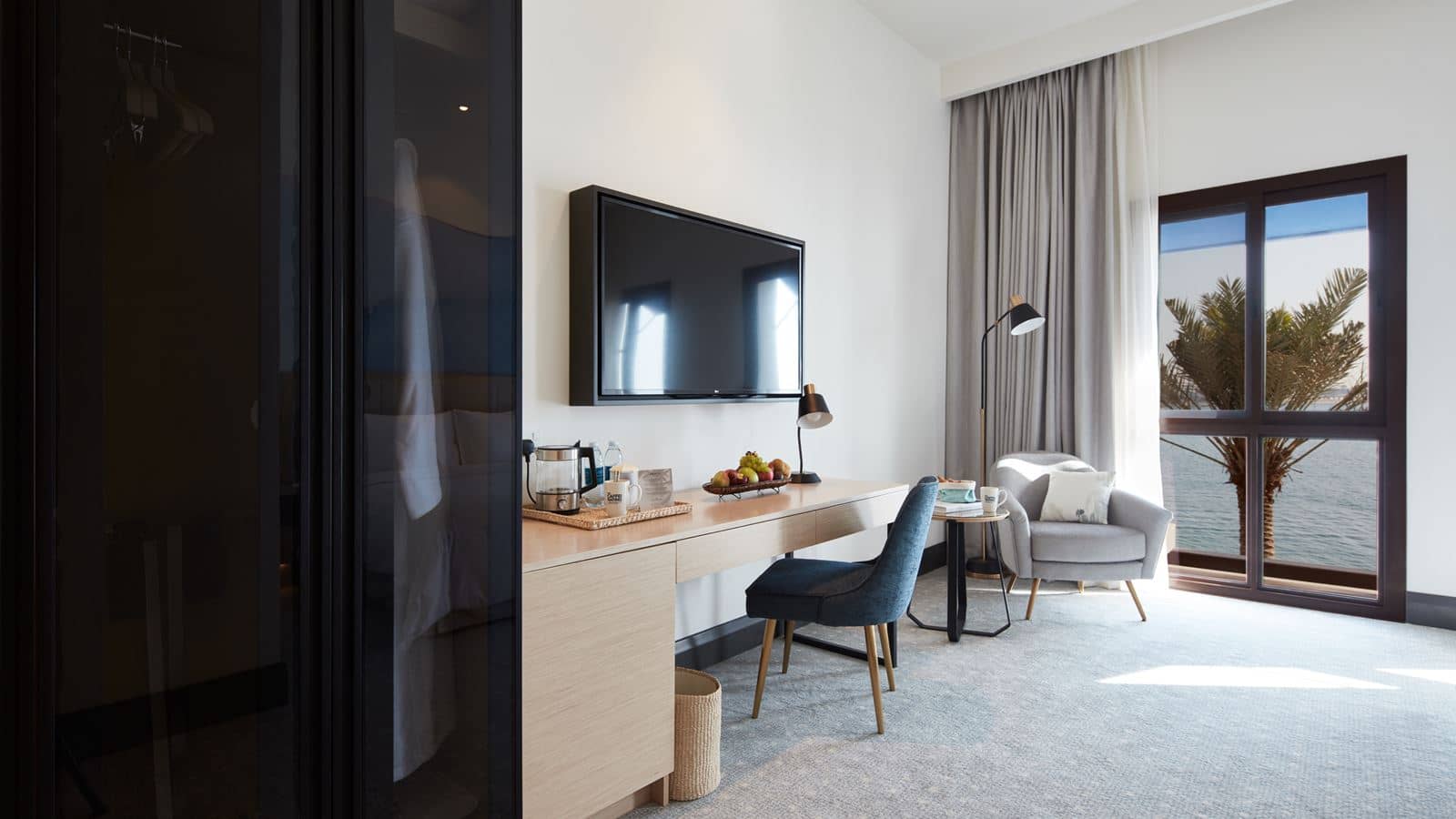 rooms-deluxe-room-partial-sea-view