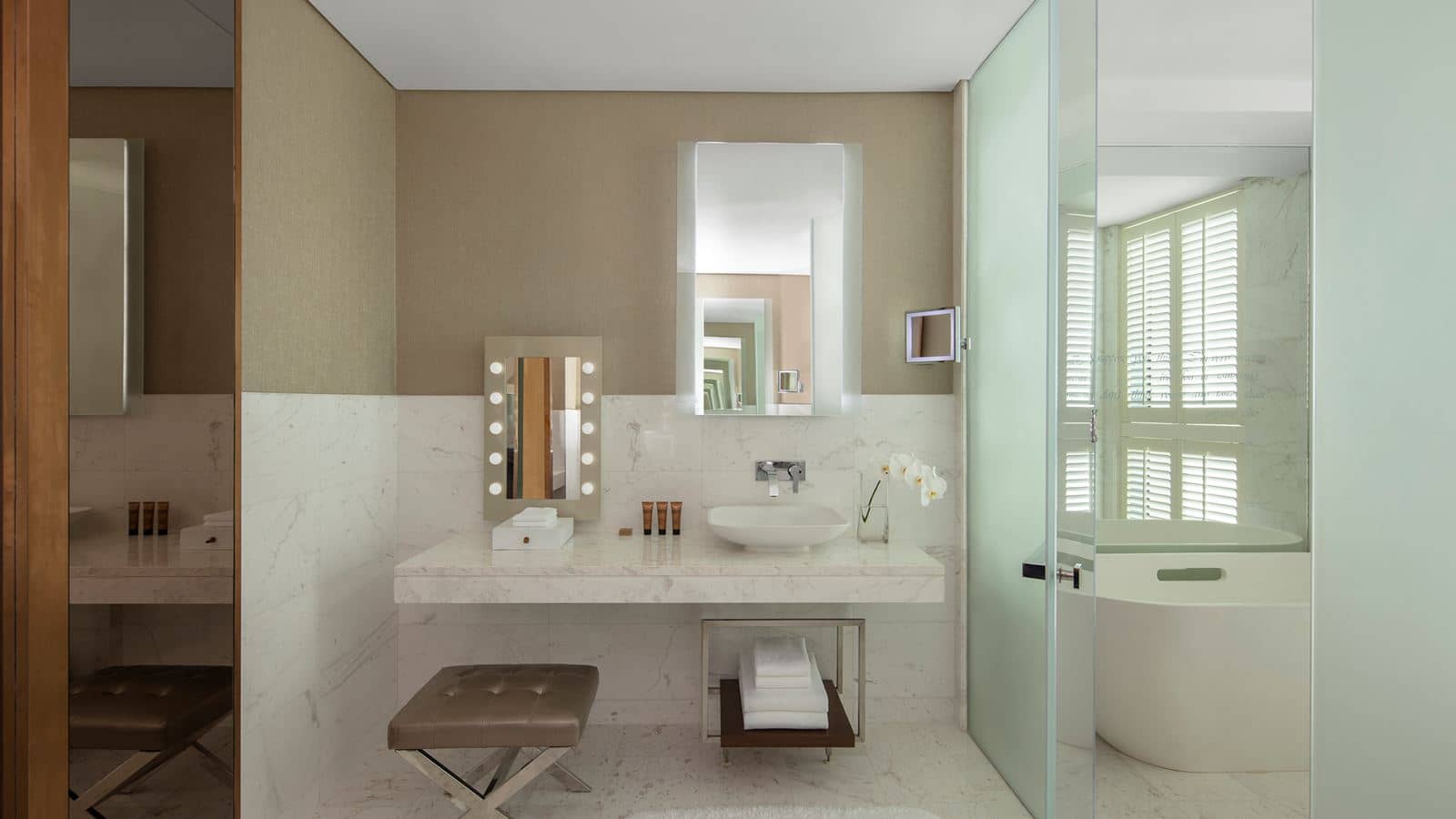 rooms-premiere-suite-with-panoramic-view