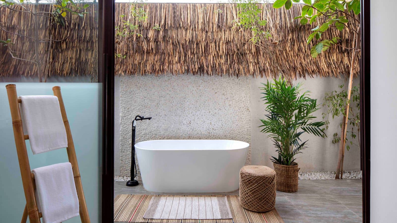 rooms-junior-beach--pool-suite