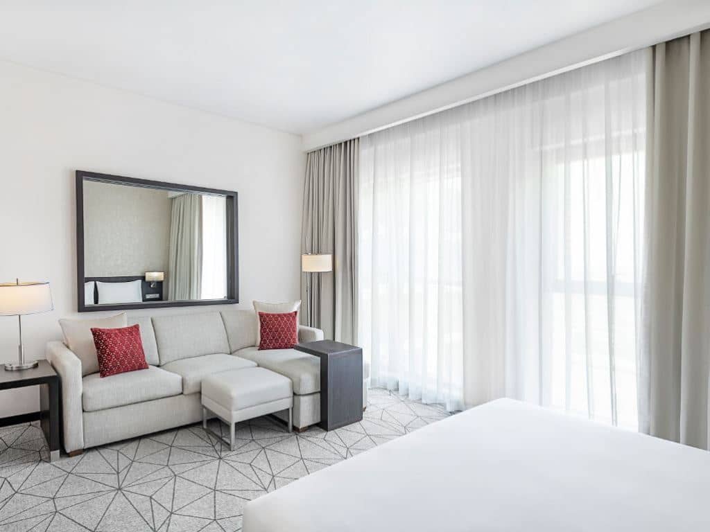 rooms-pool-view-room-king--twin