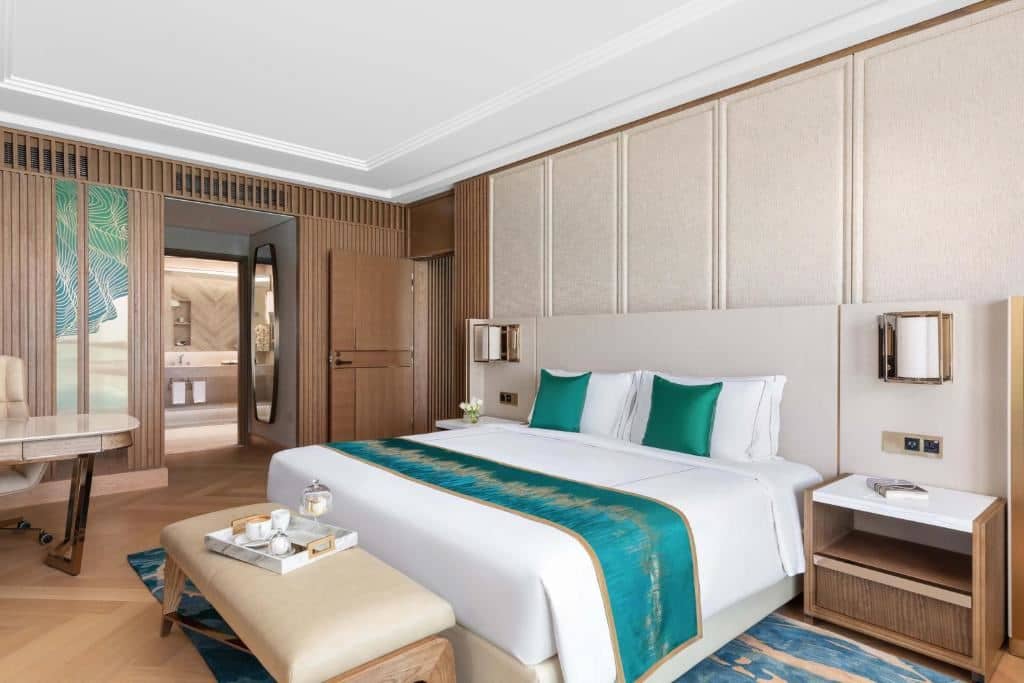 rooms-luxury-suite-sea-view-with-club-lounge-access