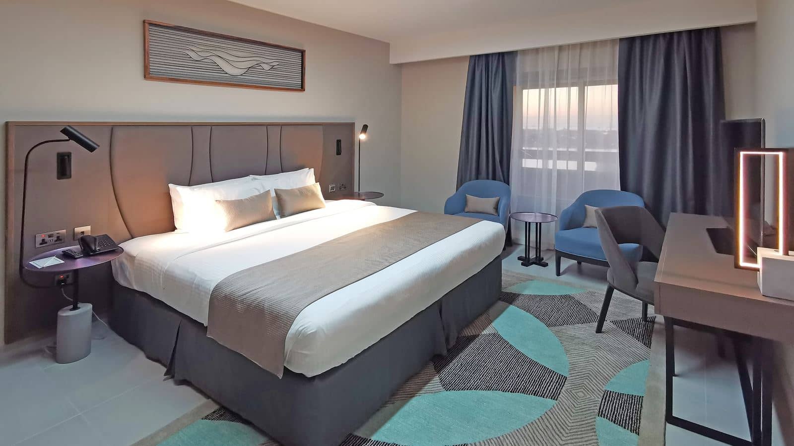 rooms-executive-suite-wbalcony-pool-view