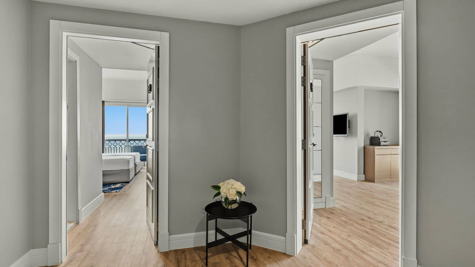 rooms-interconnecting-family-suite-with-sea-or-pool-view