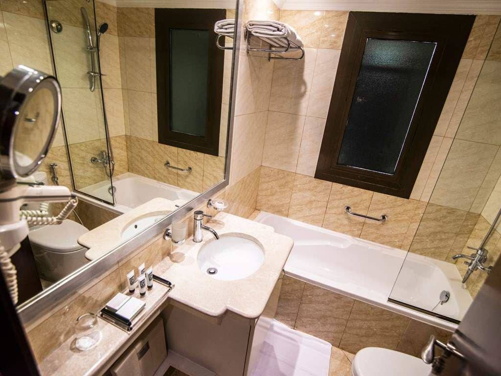 rooms-1-bedroom-apartment-skyline-view