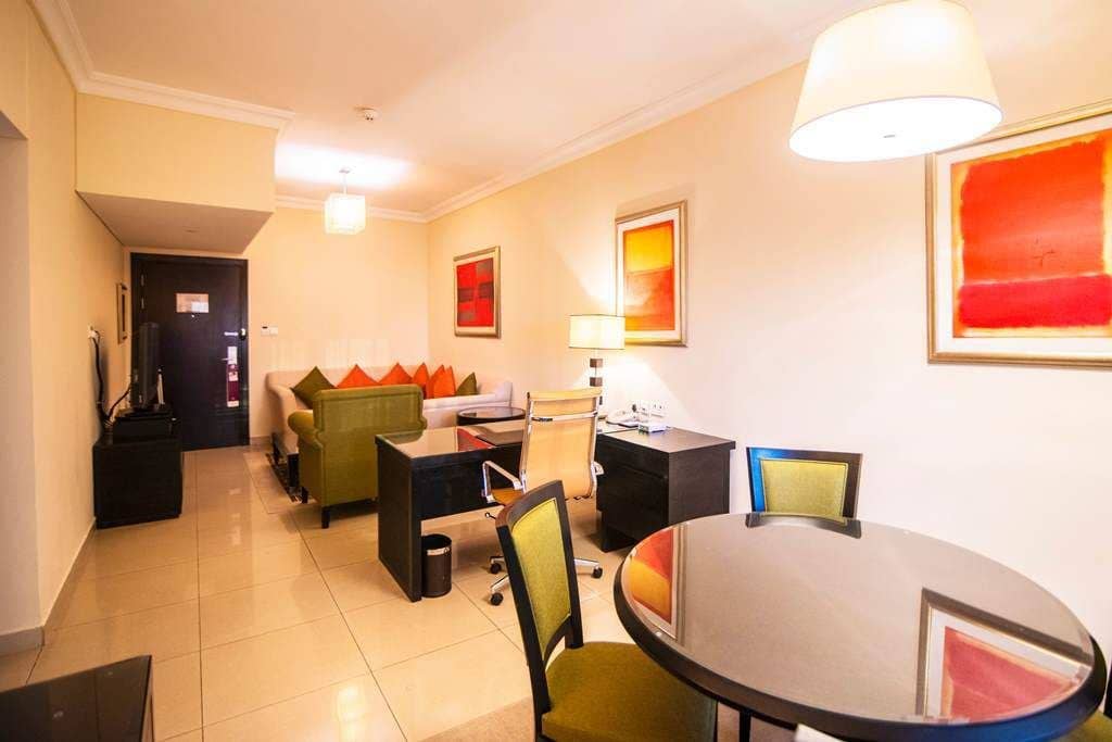 rooms-2-bedroom-apartment-skyline-view