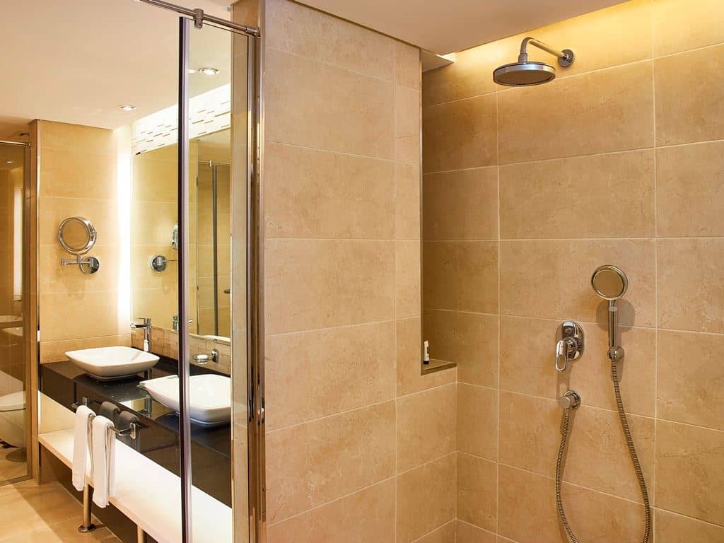 rooms-2-bedroom-suite-skyline-view