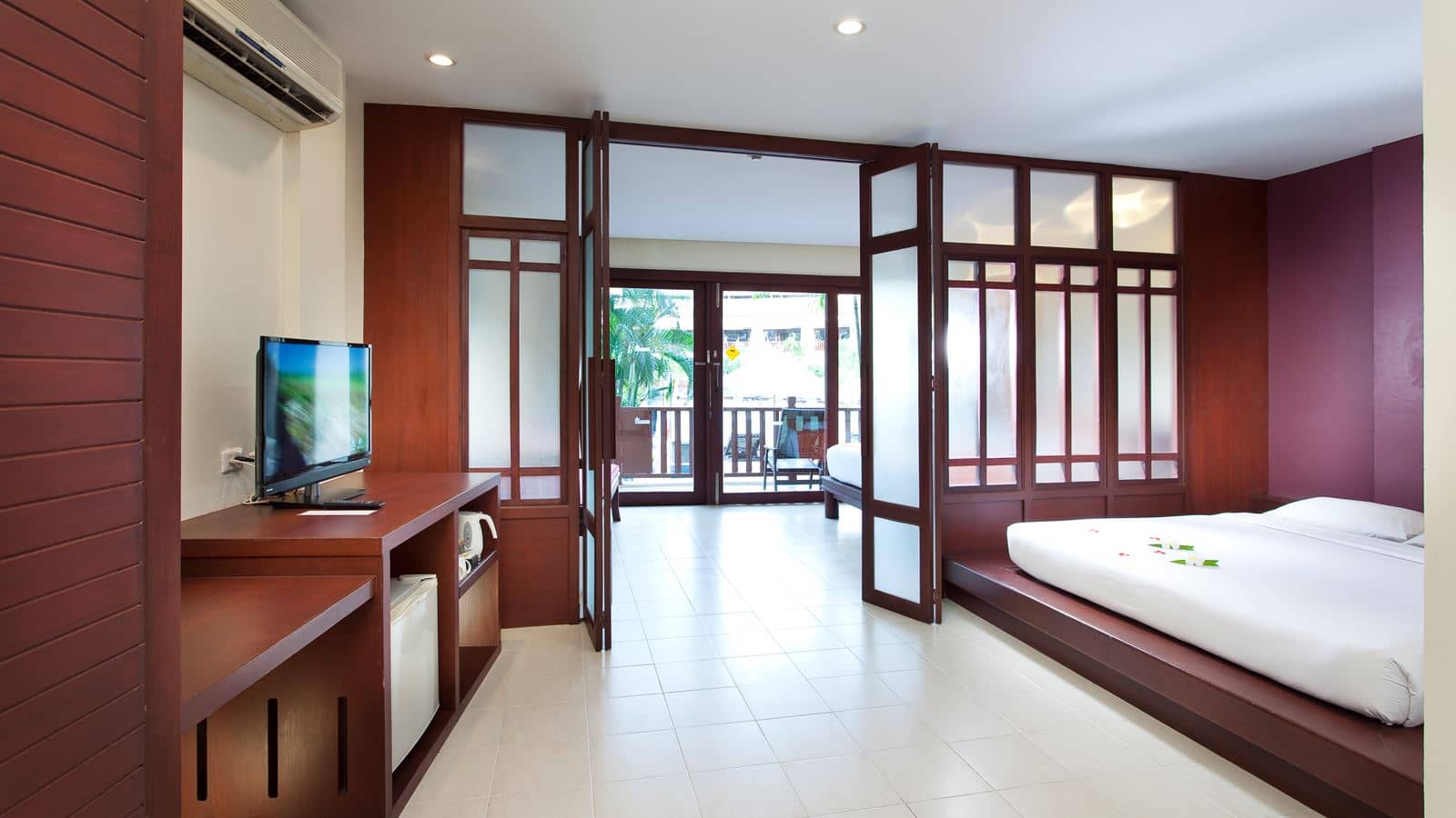 rooms-pool-access-pool-view