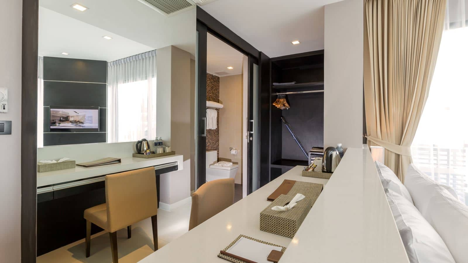 rooms-2-broom-family-suite