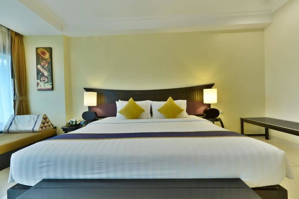 rooms-deluxe-grand-room