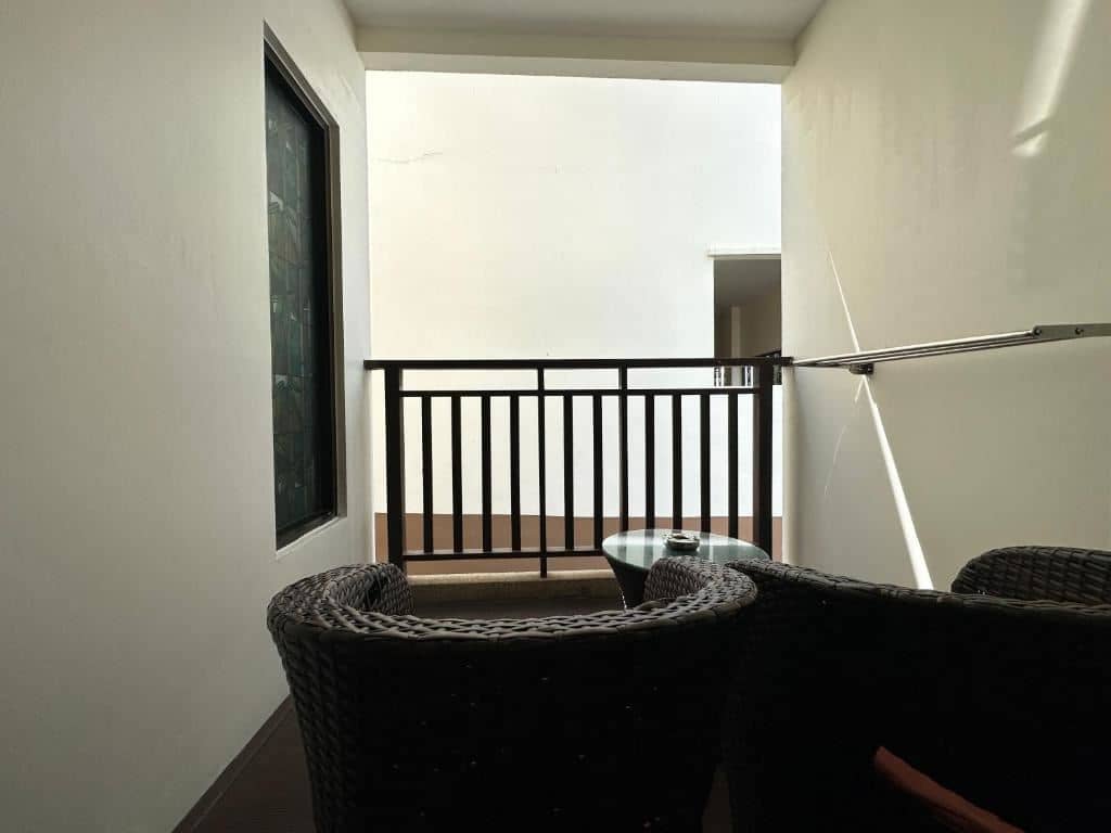 rooms-deluxe-balcony-king