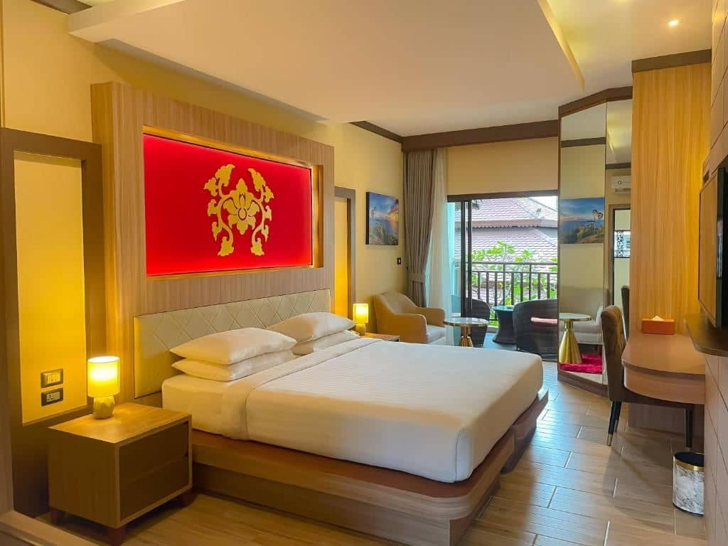 rooms-deluxe-balcony-king-pool-view