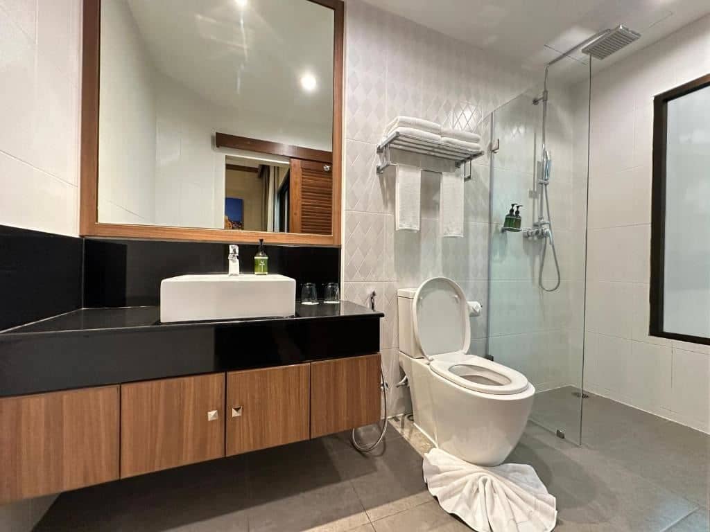 rooms-deluxe-balcony-king-pool-view