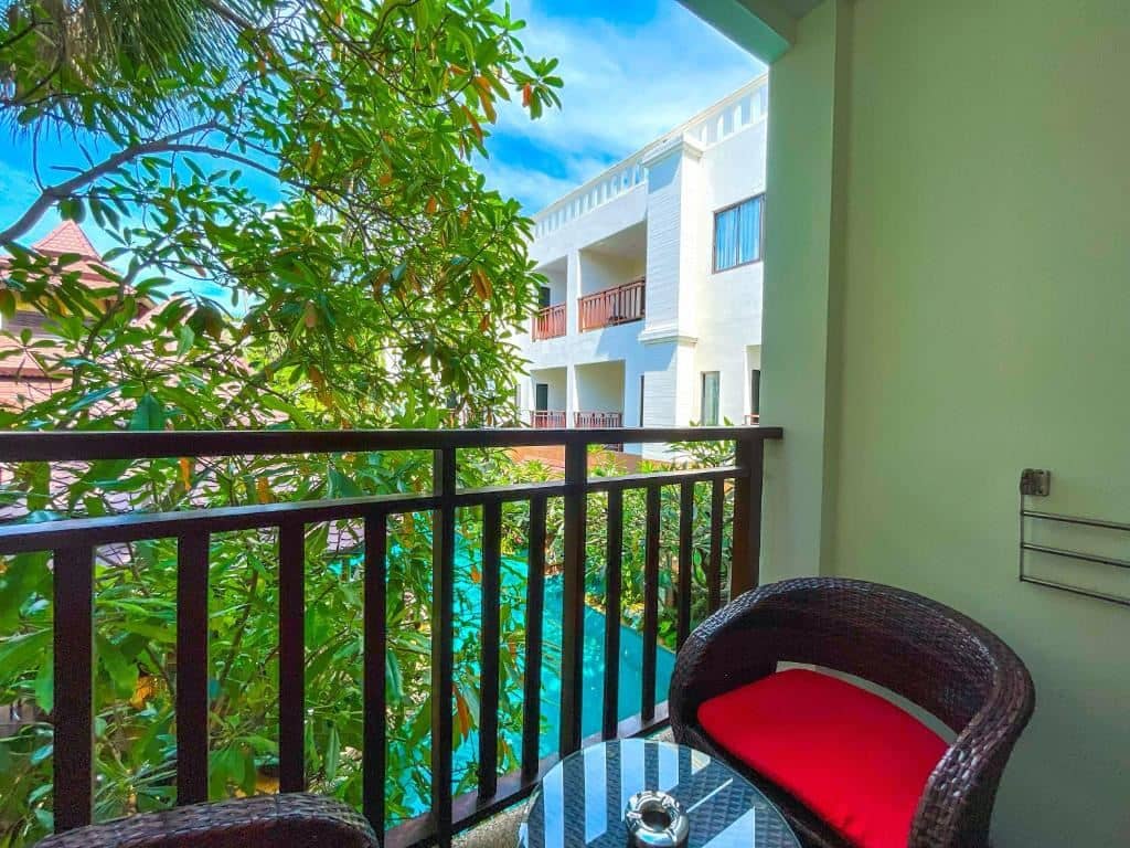 rooms-deluxe-premium-balcony-pool-view