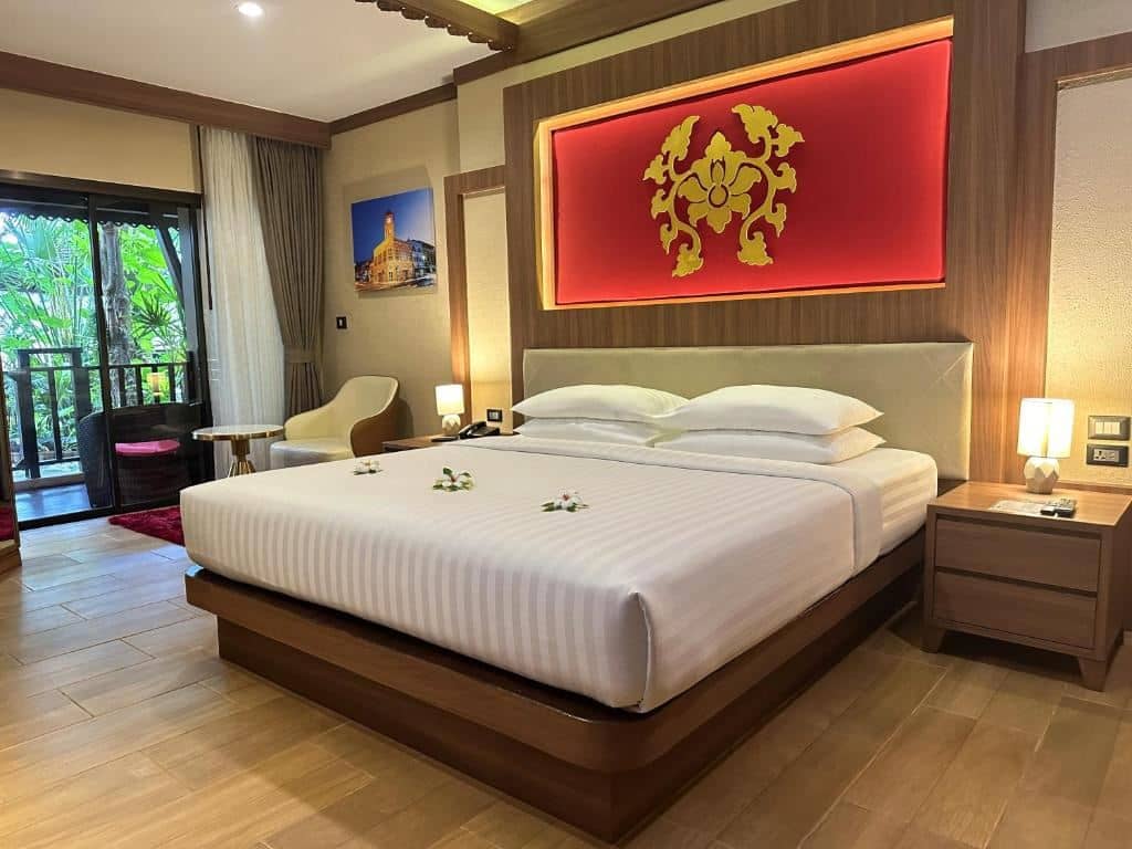 rooms-deluxe-pool-front