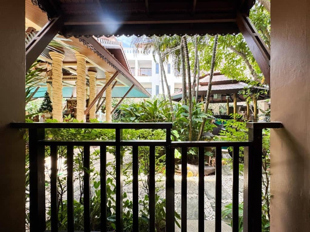 rooms-deluxe-pool-front