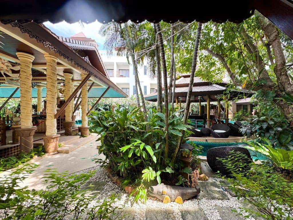 rooms-deluxe-pool-front