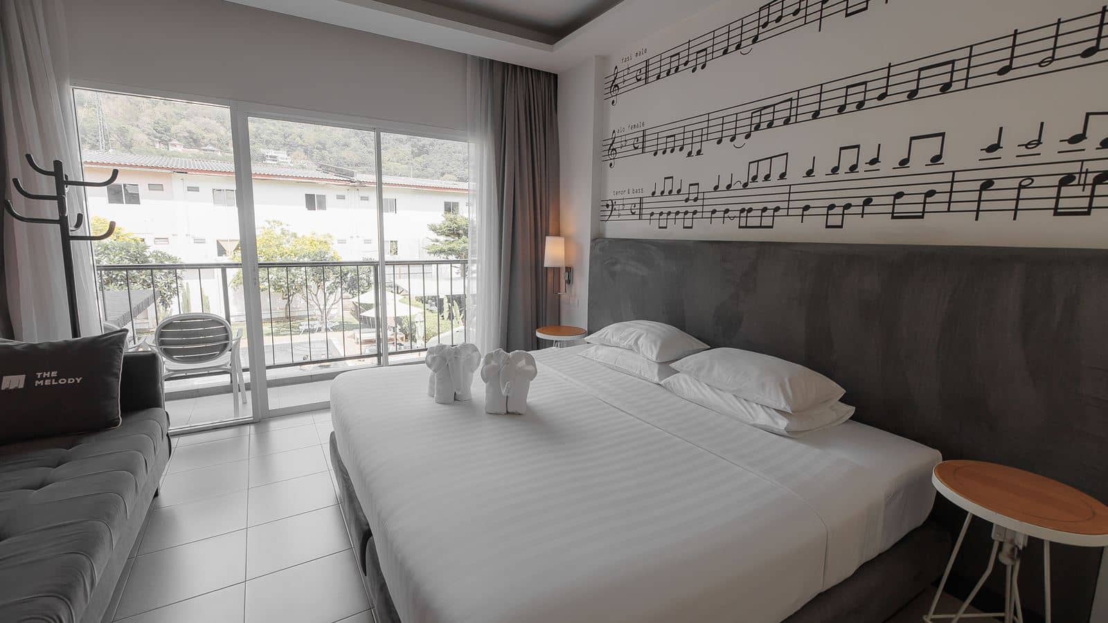 rooms-indy-deluxe-room