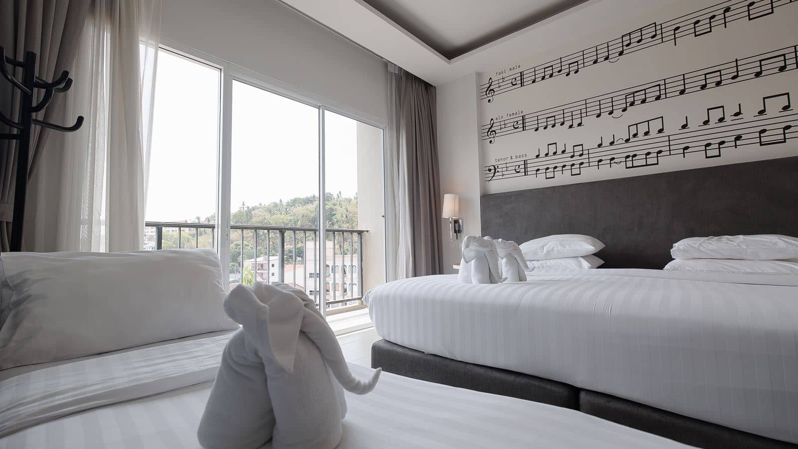 rooms-indy-deluxe-room