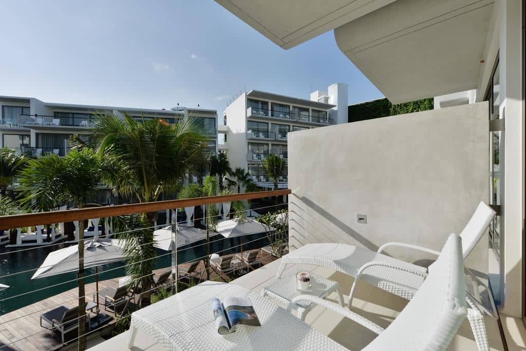 rooms-deluxe-pool-view