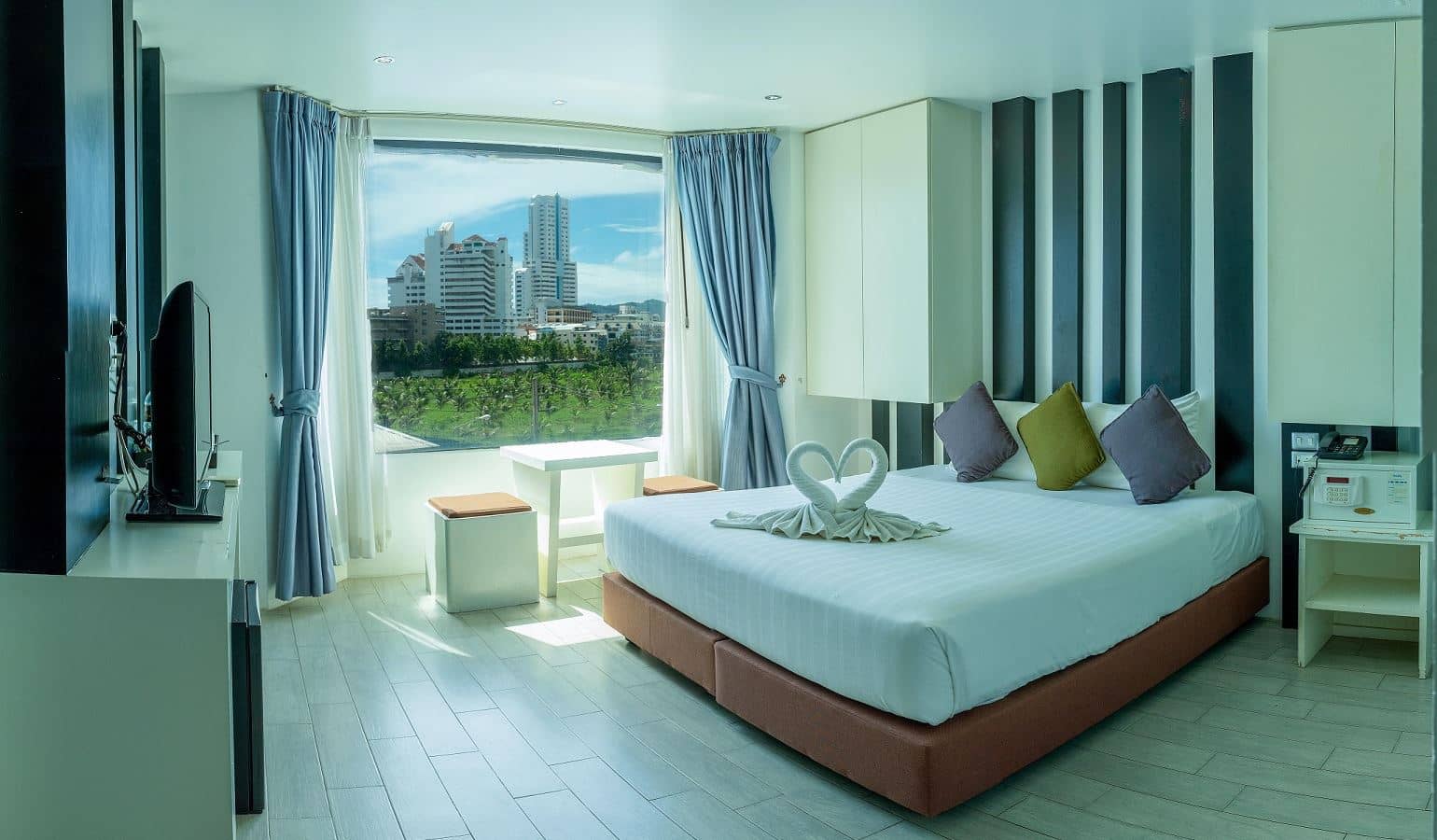 rooms-deluxe-room