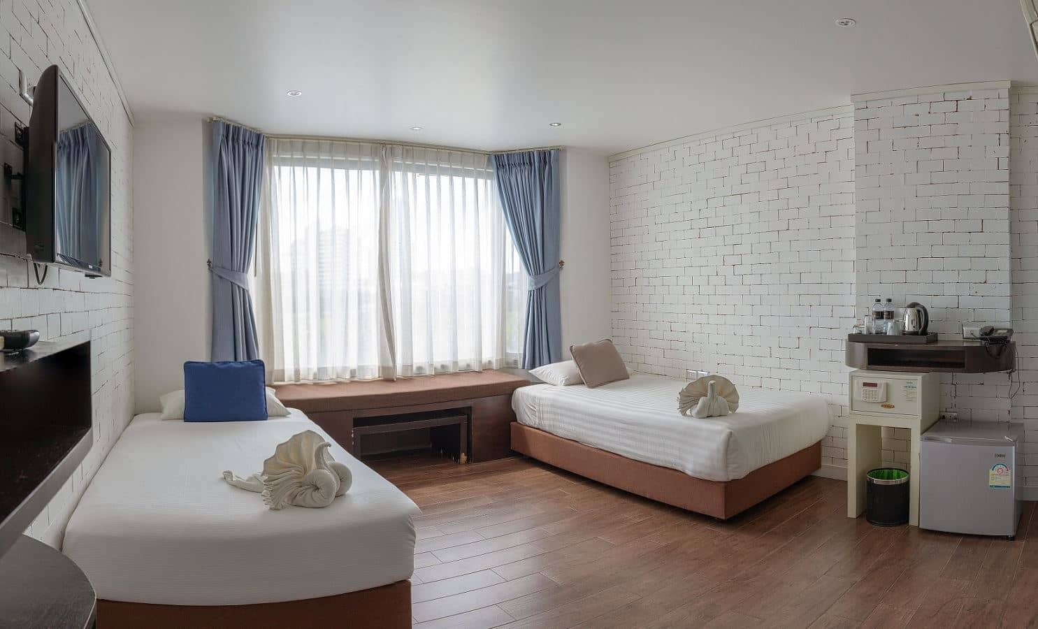 rooms-deluxe-room