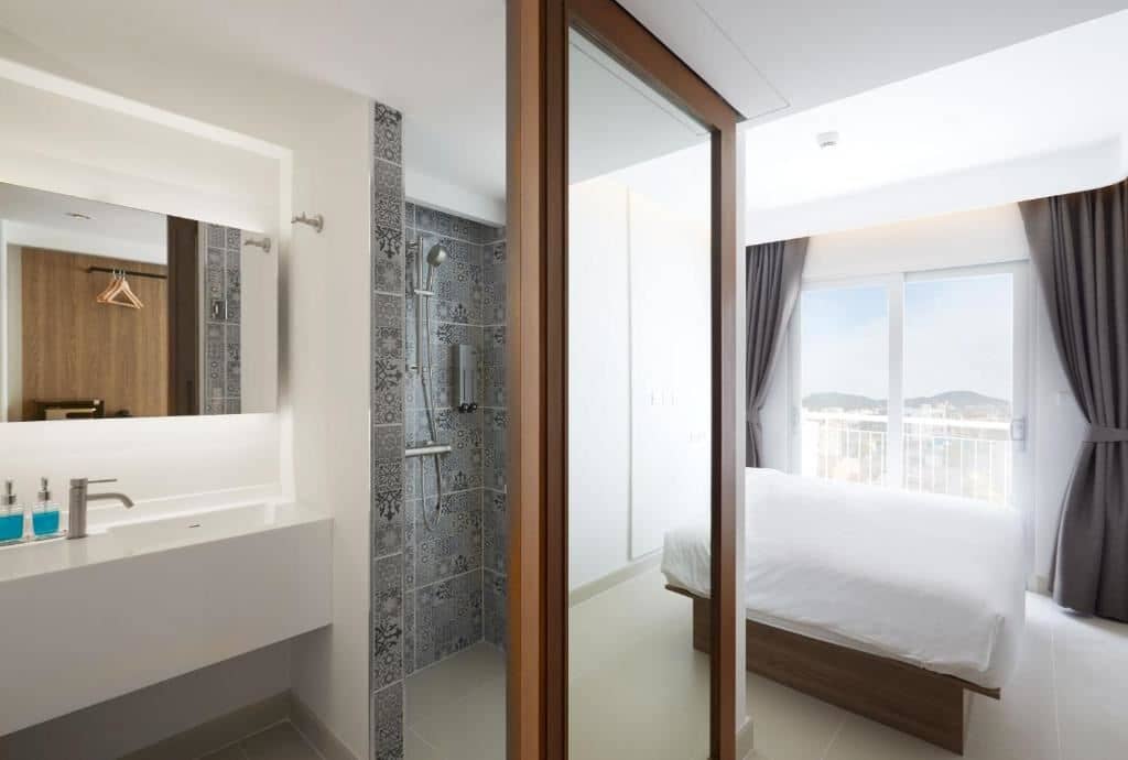 rooms-the-compact