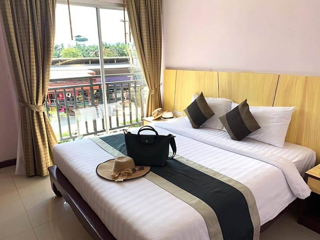 rooms-deluxe-room