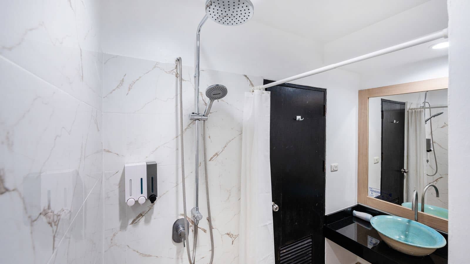 rooms-koko-couple	room-for-2-person-one-king-bed-30sqm