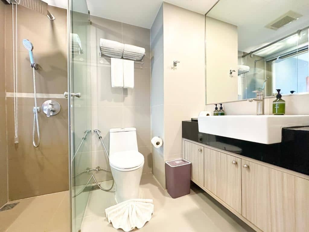 rooms-standard-king-room