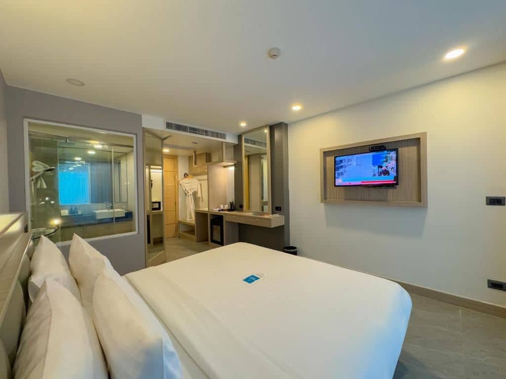 rooms-deluxe-king-balcony-room