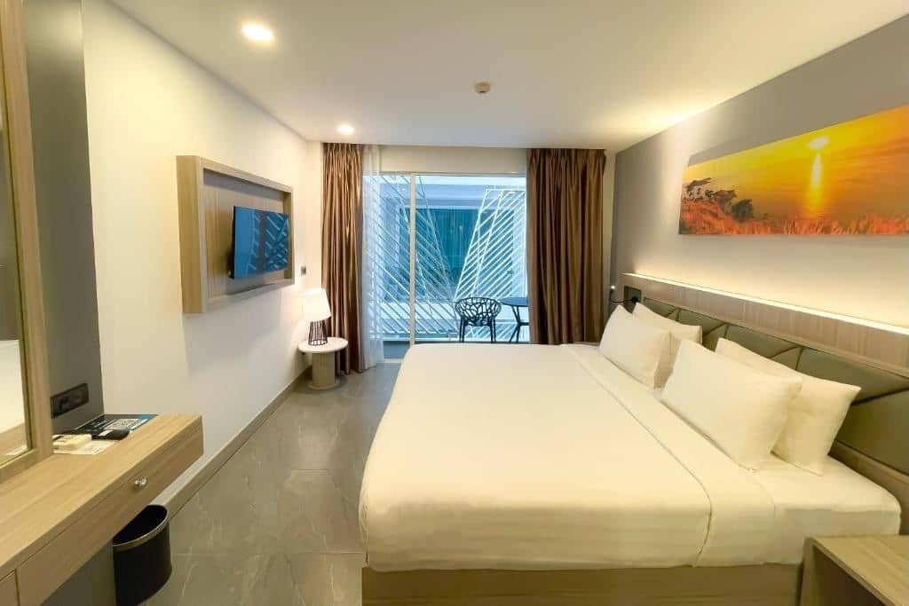 rooms-deluxe-king-balcony-room