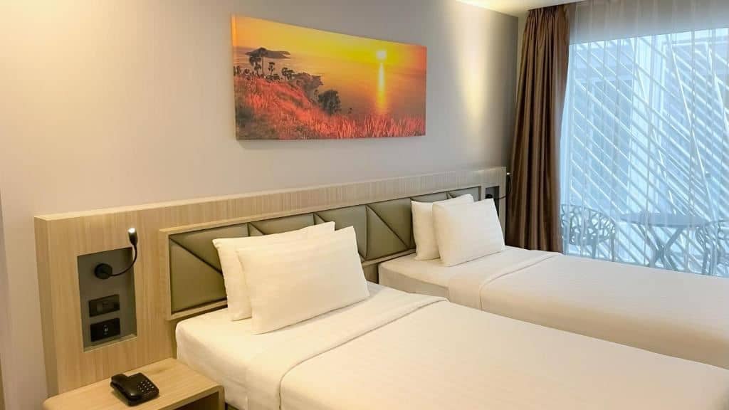 rooms-deluxe-twin-balcony-room