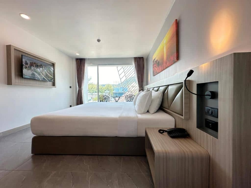 rooms-deluxe-king-balcony-mountain-view