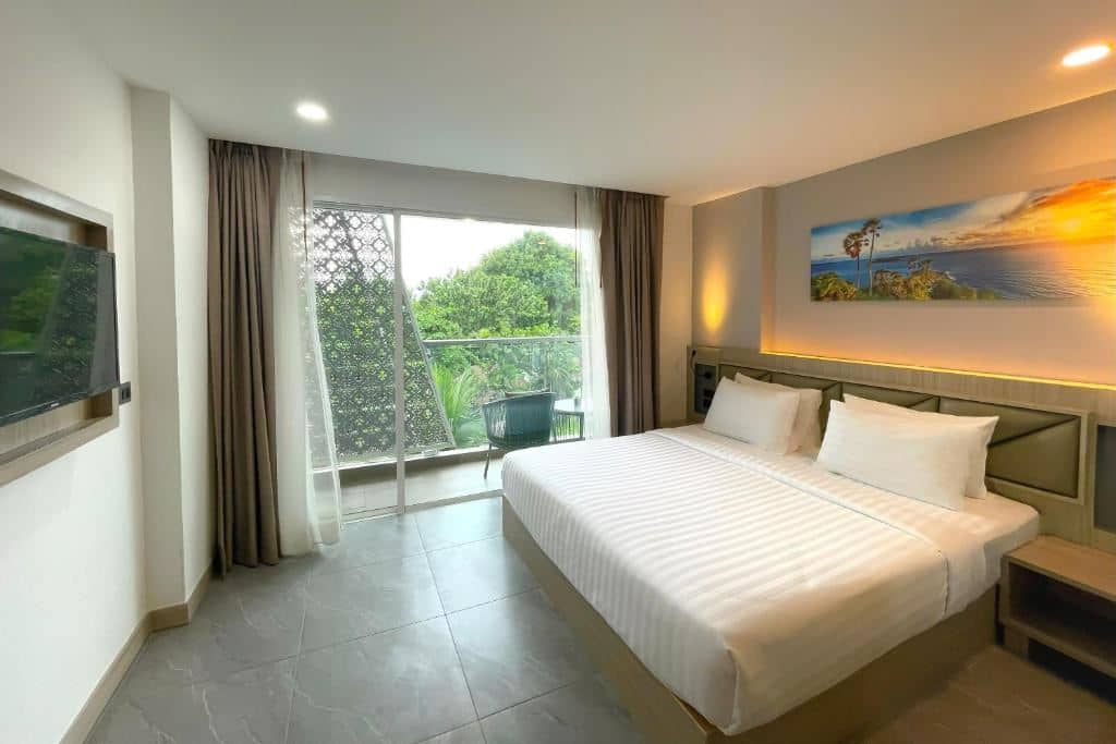 rooms-deluxe-king-balcony-city-view-room