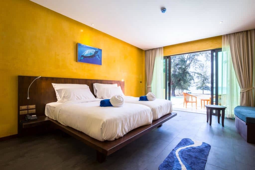 rooms-deluxe-beachfront-pool-access