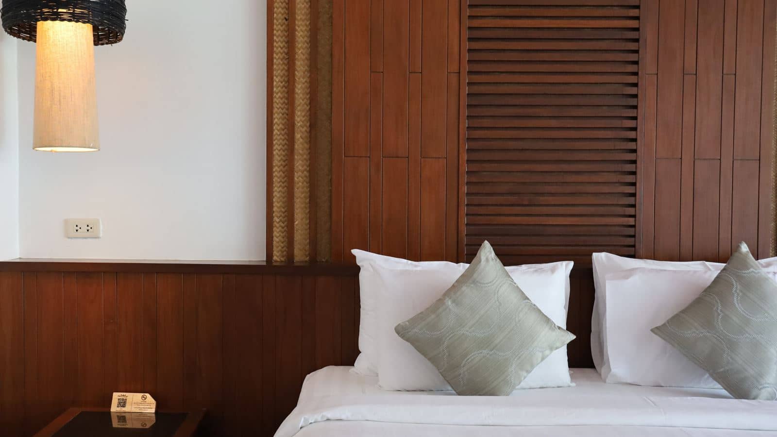 rooms-deluxe-pool-side