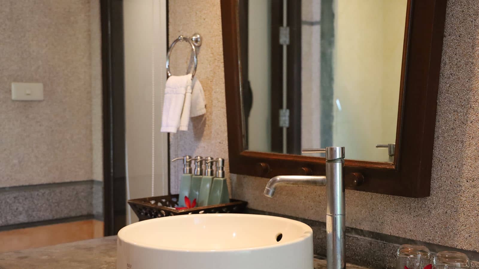 rooms-deluxe-pool-side