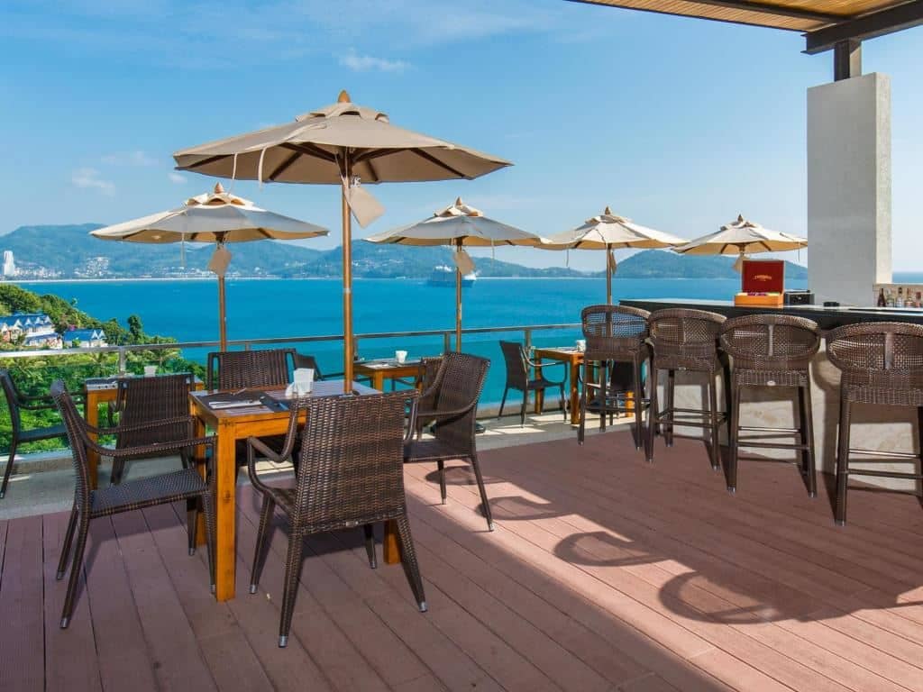 restaurants-the-deck-pool-bar
