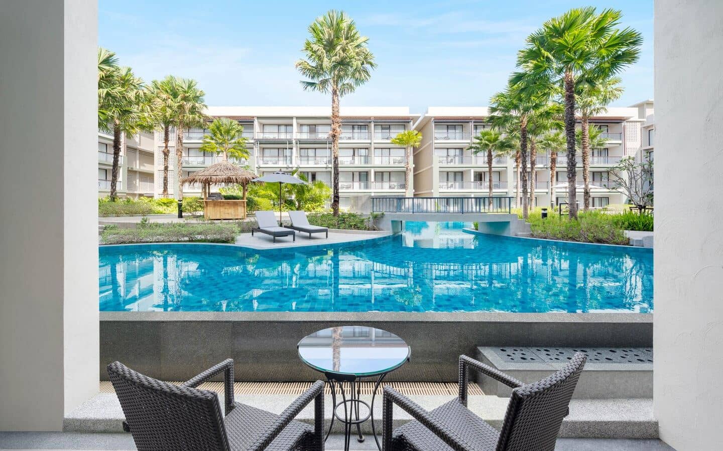 rooms-guest-room-pool-access