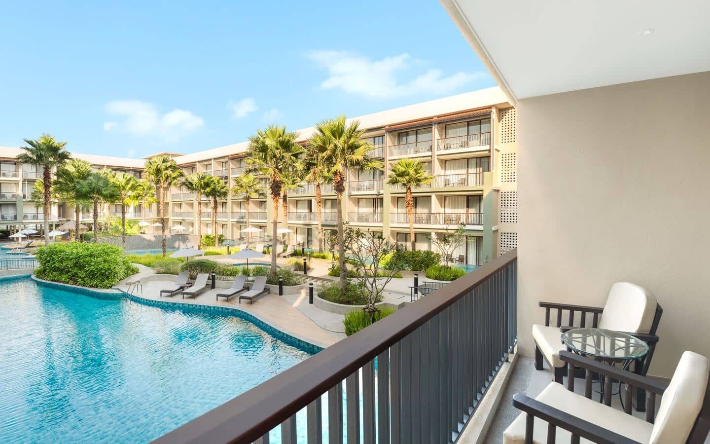 rooms-family-guest-room-pool-view