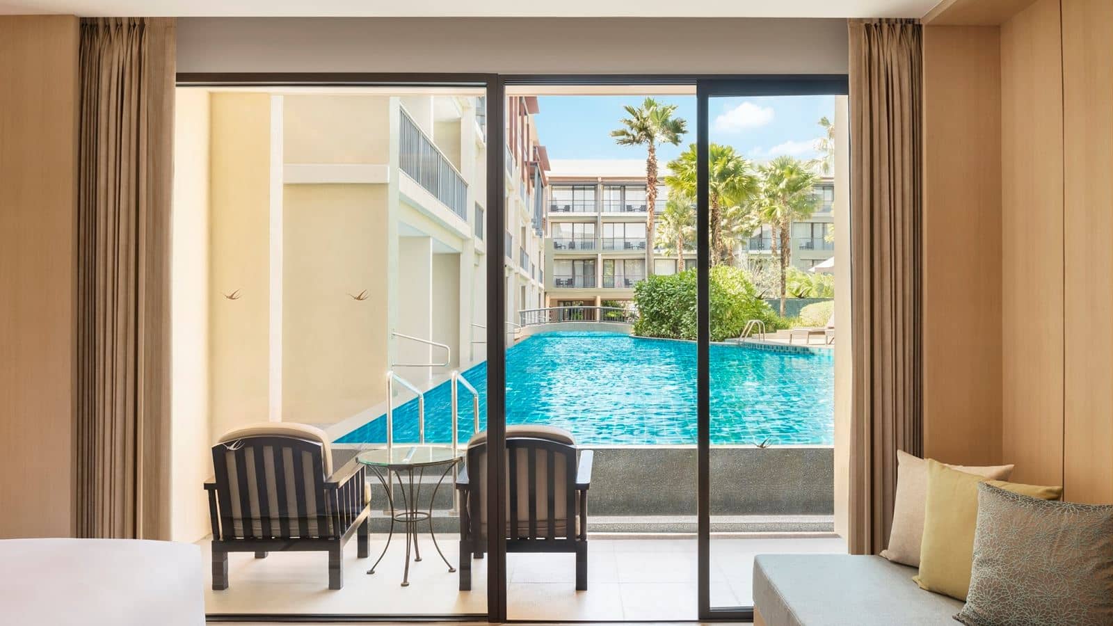 rooms-family-guest-room-pool-access