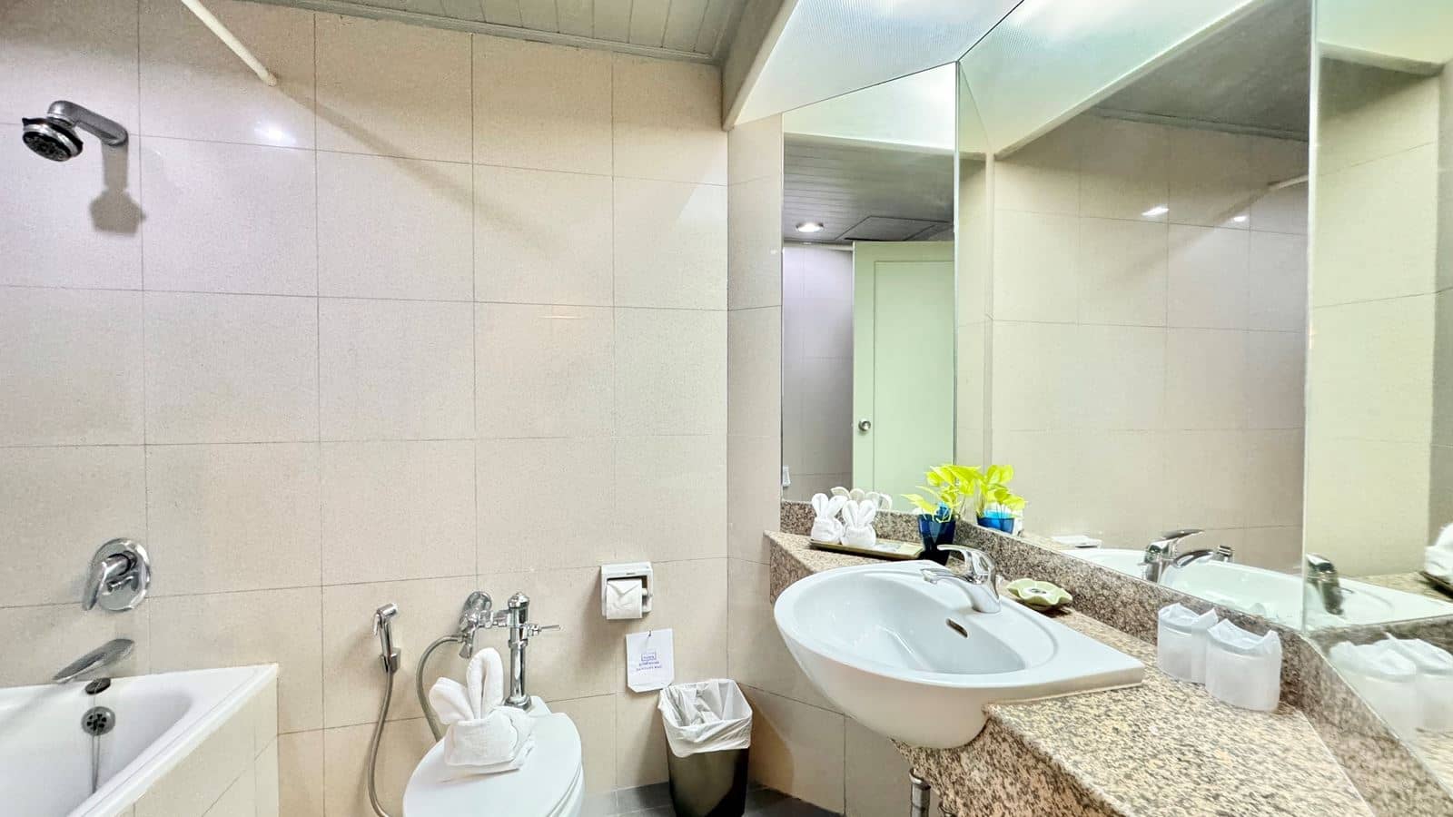 rooms-deluxe-room